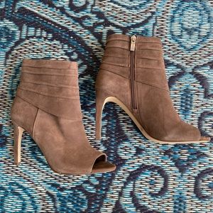 NWOB Taupe suede open toe booties